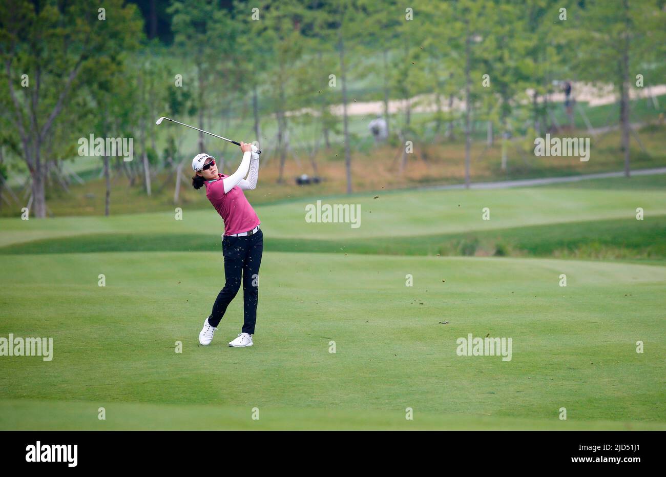 Séoul, Corée du Sud. 11th juin 2022. Lee Jung-min (KOR), 11 juin 2022 - Golf : Lee Jung-min de Corée du Sud observe son tir sur le fairway 18th lors du deuxième tour du tournoi de golf des maîtres Queens de la KLPGA Celltrion 2022 au country club de Seolhaeone à Yangyang, à l'est de Séoul, en Corée du Sud. Credit: Lee Jae-won/AFLO/Alay Live News Banque D'Images