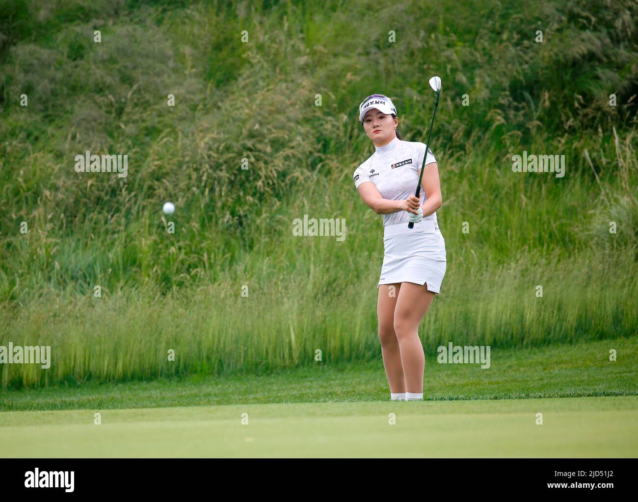 Séoul, Corée du Sud. 11th juin 2022. Kim SAE RO mi (KOR), 11 juin 2022 - Golf : Kim SAE RO mi de Corée du Sud observe son tir sur le vert 18th lors du deuxième tour du tournoi de golf des maîtres Queens de la KLPGA Celltrion 2022 au country club de Seolhaeone à Yangyang, à l'est de Séoul, en Corée du Sud. Credit: Lee Jae-won/AFLO/Alay Live News Banque D'Images