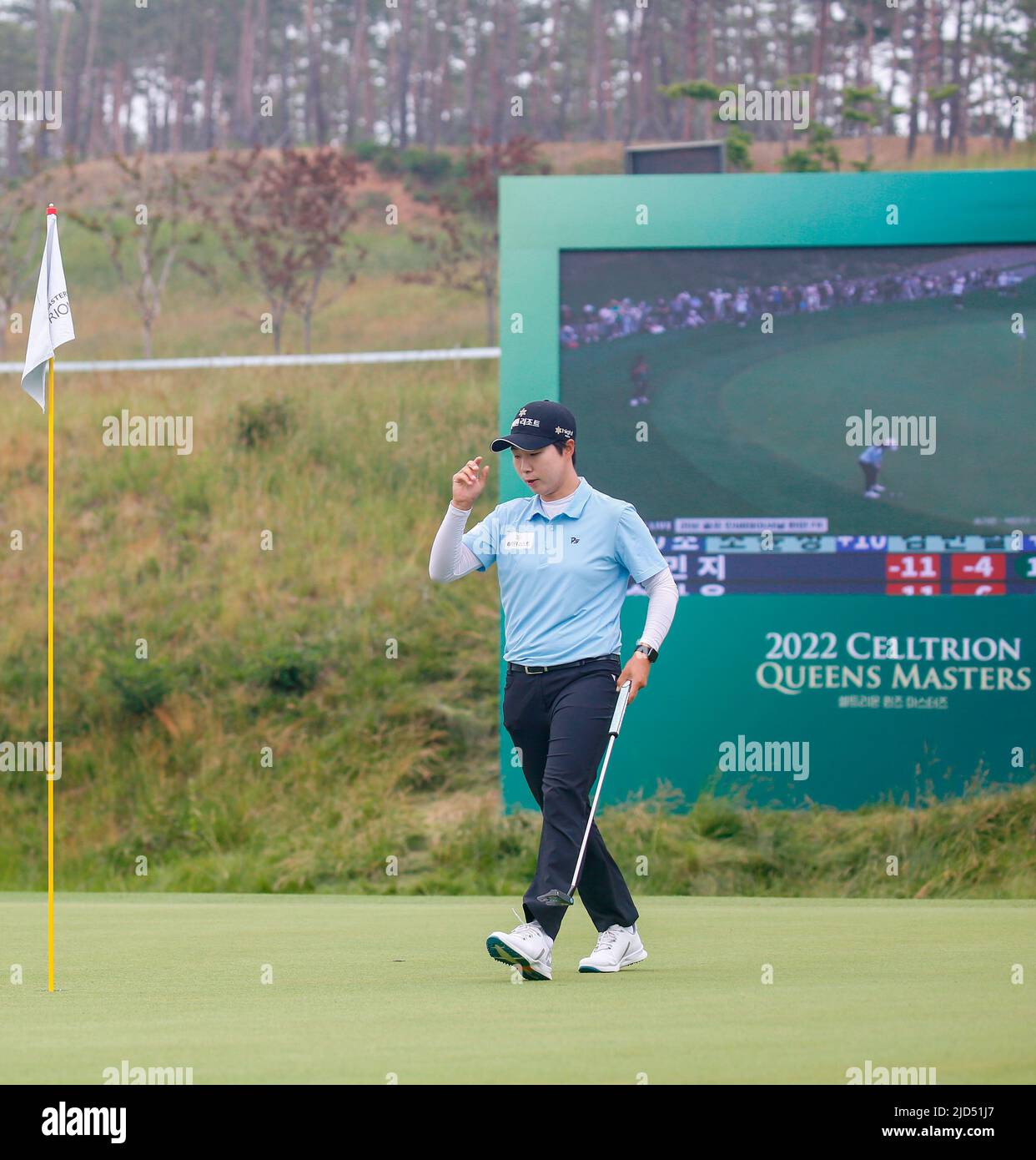 Séoul, Corée du Sud. 11th juin 2022. Kim Ji-su (KOR), 11 juin 2022 - Golf : Kim Ji-su de Corée du Sud reconnaît la galerie sur le vert 18th lors du deuxième tour du tournoi de golf des maîtres Queens de Celltrion de la KLPGA 2022 au country club de Seolhaeone à Yangyang, à l'est de Séoul, en Corée du Sud. Credit: Lee Jae-won/AFLO/Alay Live News Banque D'Images