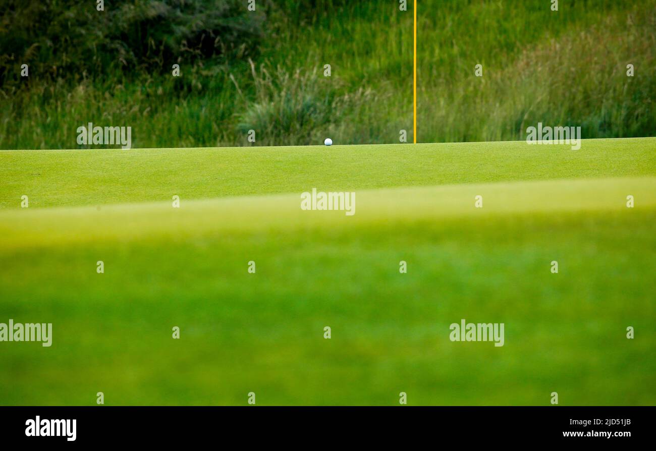 Séoul, Corée du Sud. 11th juin 2022. Une balle sur le green, 11 juin 2022 - Golf : Une balle sur le green 18th lors de la deuxième partie du tournoi de golf des maîtres Queens de la KLPGA Celltrion 2022 au country club de Seolhaeone à Yangyang, à l'est de Séoul, en Corée du Sud. Credit: Lee Jae-won/AFLO/Alay Live News Banque D'Images