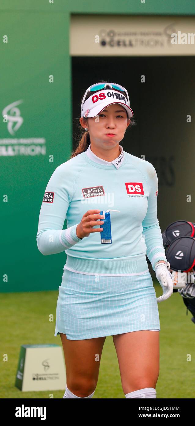 Séoul, Corée du Sud. 11th juin 2022. BAE SO-Hyun (KOR), 11 juin 2022 - Golf : Bae SO-Hyun de Corée du Sud marche sur le 1st trous après avoir touché son tee shot pendant le deuxième tour du tournoi de golf Queens Masters de la KLPGA Celltrion 2022 au country club de Seolhaeone à Yangyang, à l'est de Séoul, en Corée du Sud. Credit: Lee Jae-won/AFLO/Alay Live News Banque D'Images