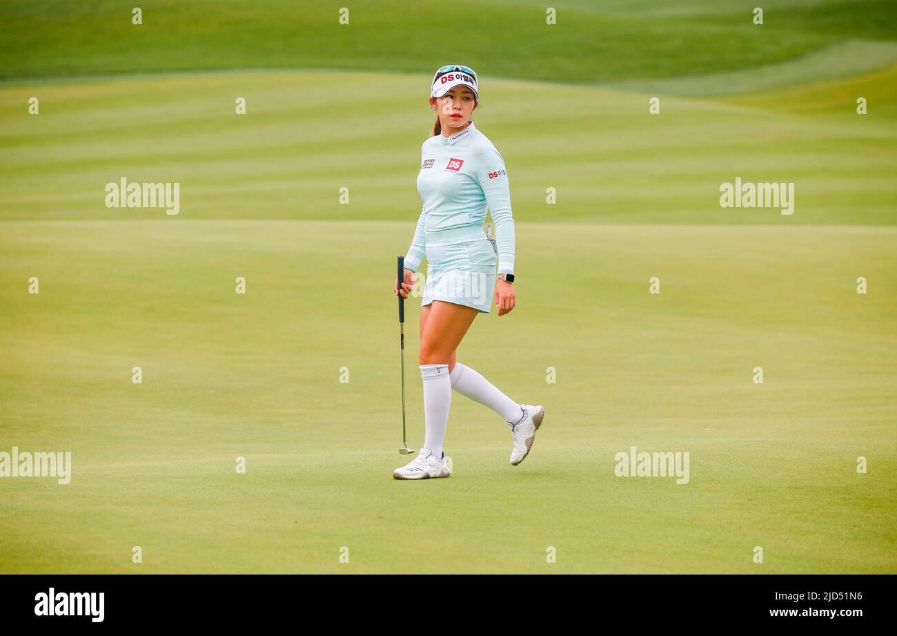 Séoul, Corée du Sud. 11th juin 2022. BAE SO-Hyun (KOR), 11 juin 2022 - Golf : Bae SO-Hyun de Corée du Sud aligne son putt sur le vert de 18th lors du deuxième tour du tournoi de golf Queens Masters de la KLPGA Celltrion 2022 au country club de Seolhaeone à Yangyang, à l'est de Séoul, en Corée du Sud. Credit: Lee Jae-won/AFLO/Alay Live News Banque D'Images