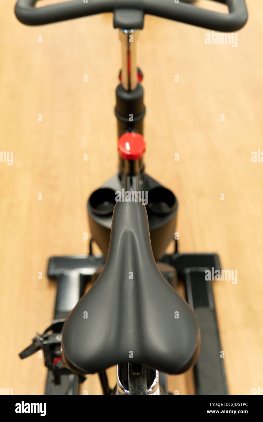 Volant gym sportif jeune beau vélo poids gants forte forme physique, pour l'entraînement de club pour l'entraîneur et les femmes brunette, l'équipement muscle Banque D'Images