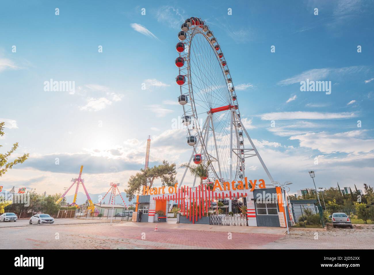 19 Mai 2022, Antalya, Turquie: Coeur de la roue de ferris d'Antalya dans le  parc d'attractions sur fond de ciel. Divertissement et concept équitable  Photo Stock - Alamy