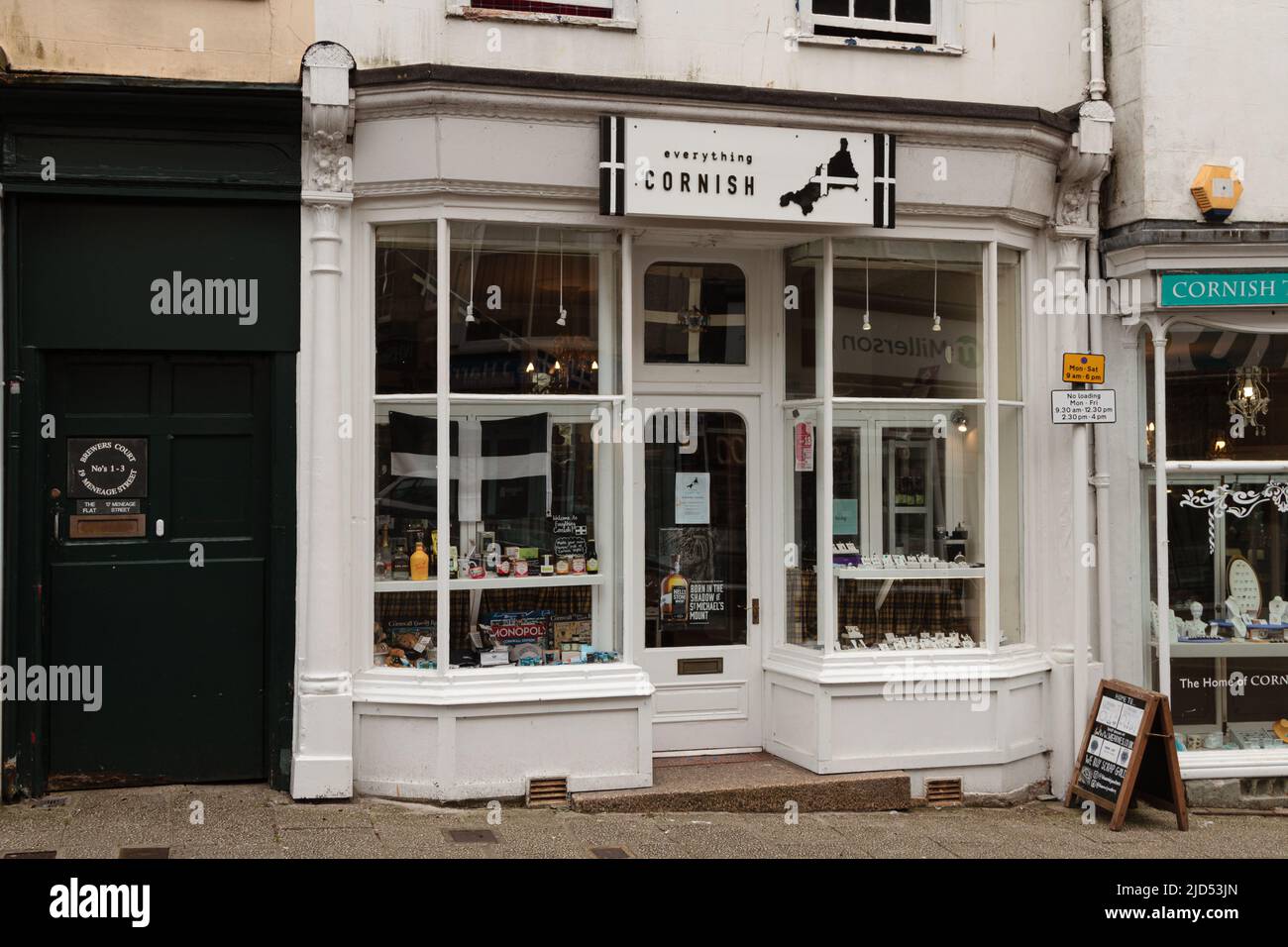 Points de vente au détail (Everything Cornish) à Mentheage Street, Helston, Cornwall, Angleterre Banque D'Images