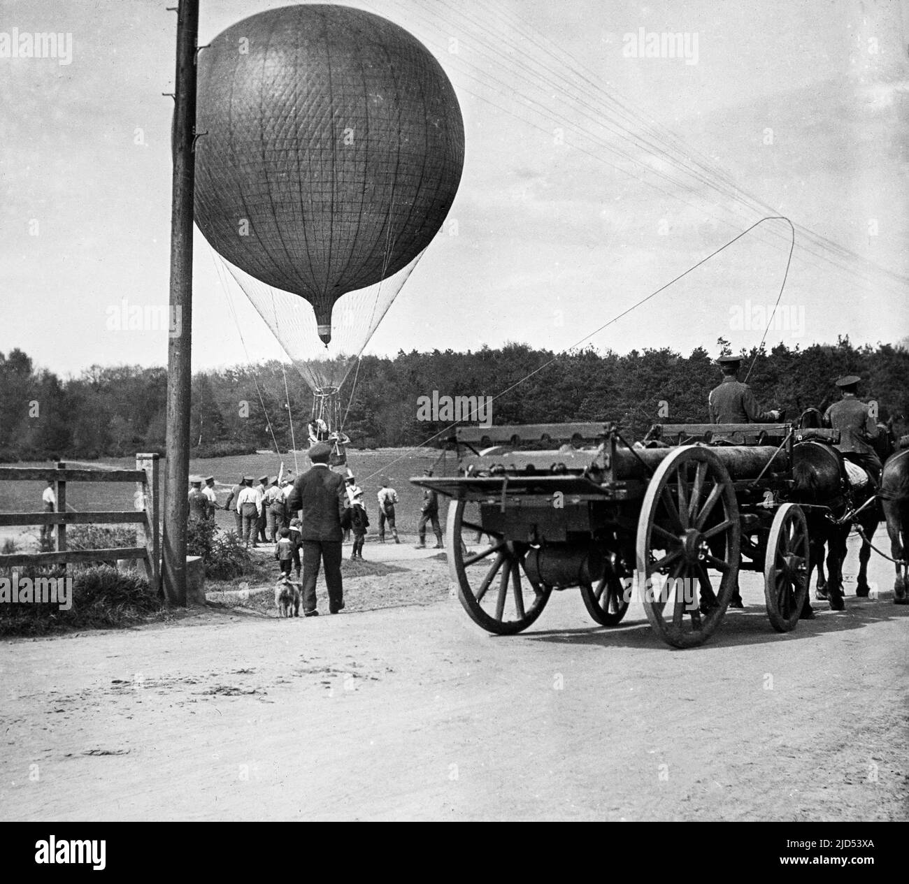 Photographie noir et blanc du début du 20th siècle montrant une montgolfière sphérique militaire de l'armée britannique traversant des fils télégraphiques lors d'une démonstration. Banque D'Images