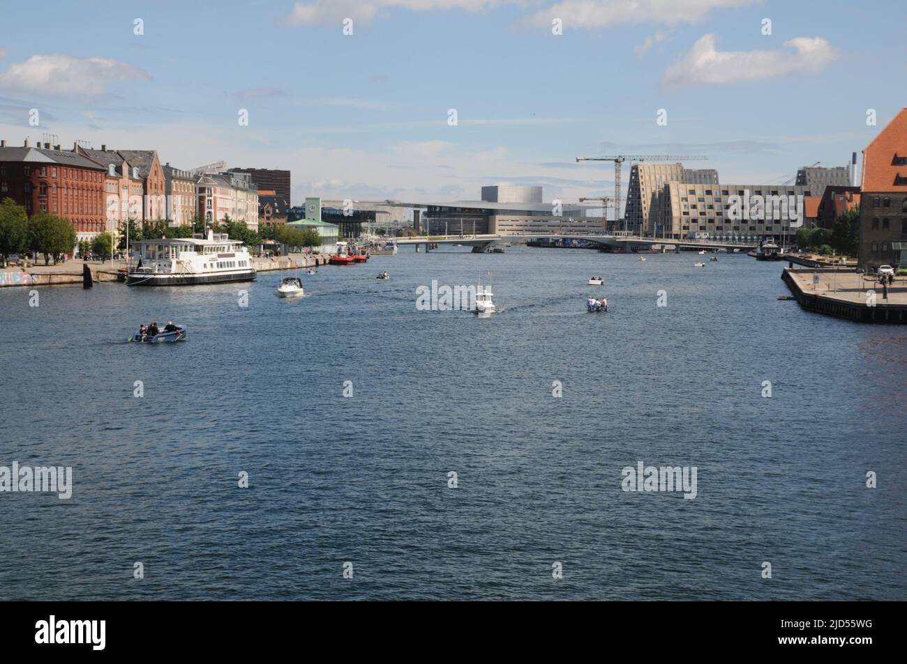 Copenhague /Danemark/18 juin 2022 /personnes Profitez de la journée d'été à Copenhague avec vue sur le canal depuis le pont de hojbro et le pont de knippelsbo dans le chapal danois. (Photo..Francis Joseph Dean/Deanimages). Banque D'Images