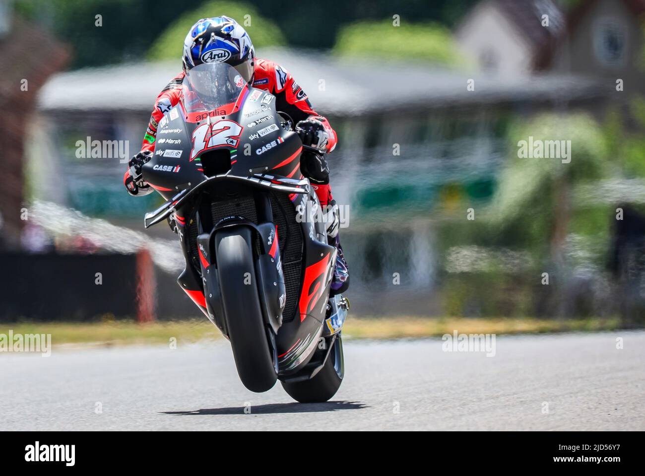 Hohenstein Ernstthal, Allemagne. 17th juin 2022. Motorsport/moto, Grand Prix d'Allemagne, MotoGP, 2nd pratique libre au Sachsenring. Maverick Vinales, de l'Espagne, de l'équipe Aprilia Racing Team, fait le tour de la piste en face de la tour historique des arbitres. Credit: Jan Woitas/dpa/Alay Live News Banque D'Images