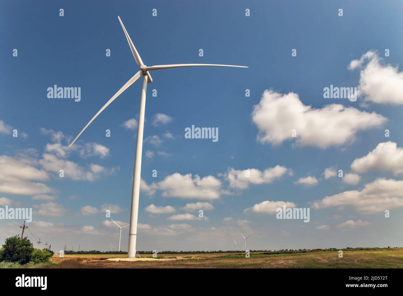 Vue panoramique sur le parc éolien ou le parc éolien, avec des éoliennes hautes pour la production d'électricité avec un espace de copie. Concept d'énergie verte. Banque D'Images