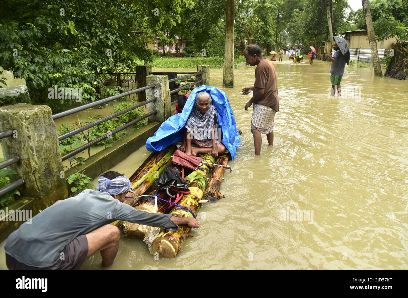 Guwahati, Guwahati, Inde. 18th juin 2022. Une femme âgée et malade se déplace dans un endroit sûr dans un radeau de Banana du village touché par les inondations dans le district de Nalbari d'Assam Inde le samedi 18th juin 2022.photo-DASARATRH DEKA (Credit image: © Dasarath Deka/ZUMA Press Wire) Credit: ZUMA Press, Inc./Alay Live News Banque D'Images