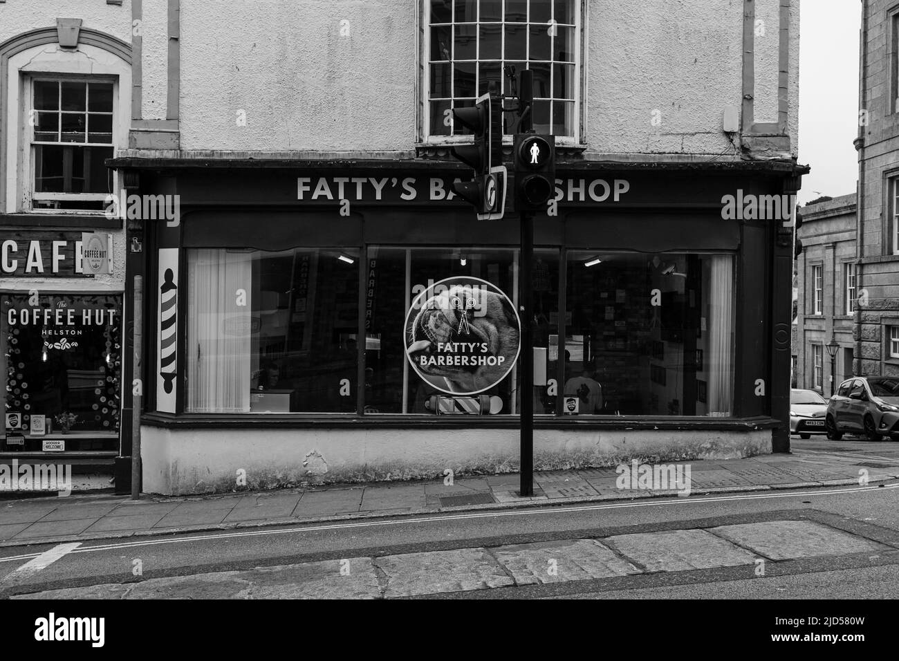 Magasins de détail (magasin de coiffure de Fatty's) à Coinagehall Street, Helston, Cornouailles, Angleterre Banque D'Images