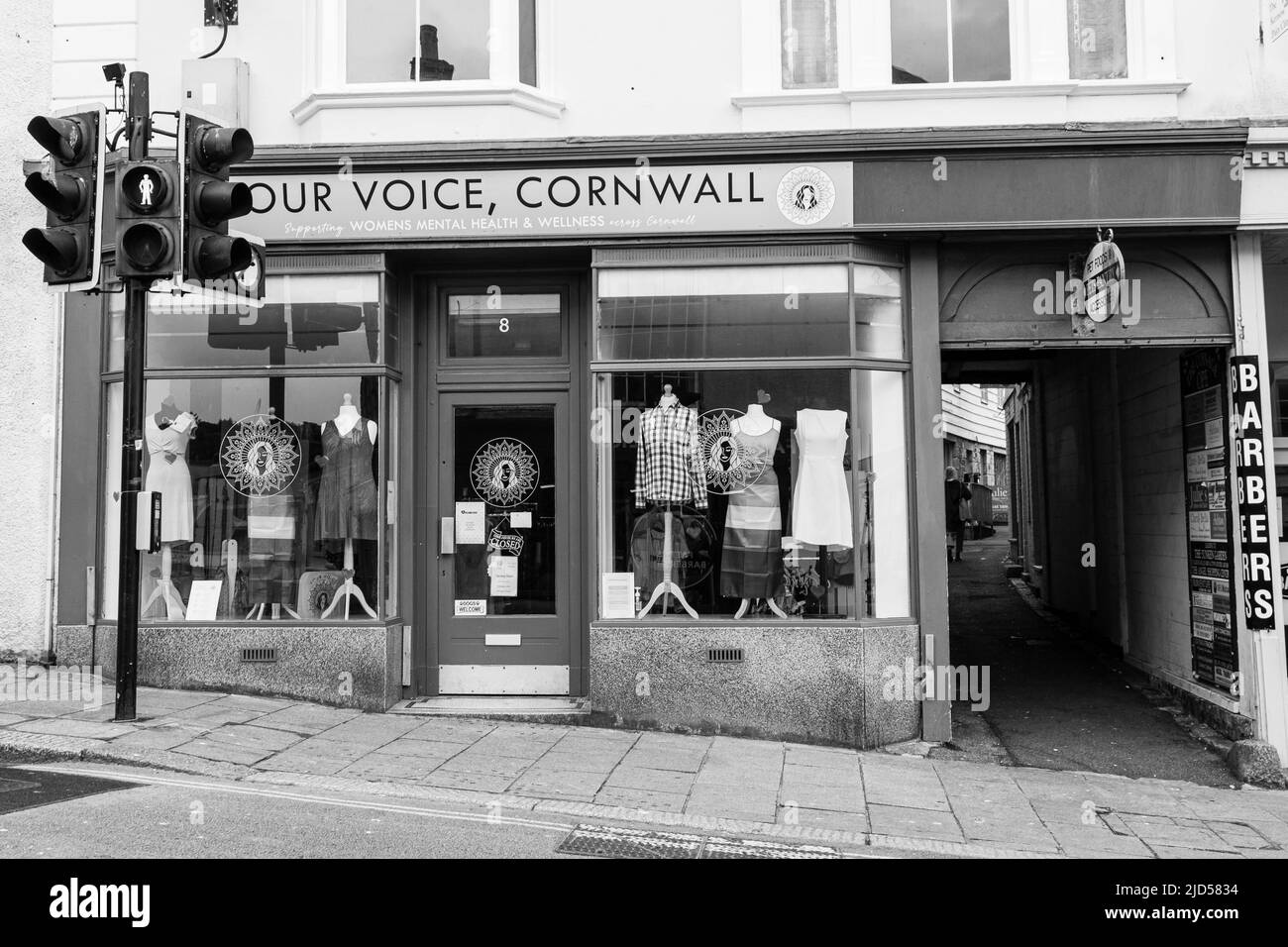 Points de vente au détail (Our Voice) à Coinagehall Street, Helston, Cornwall, Angleterre Banque D'Images