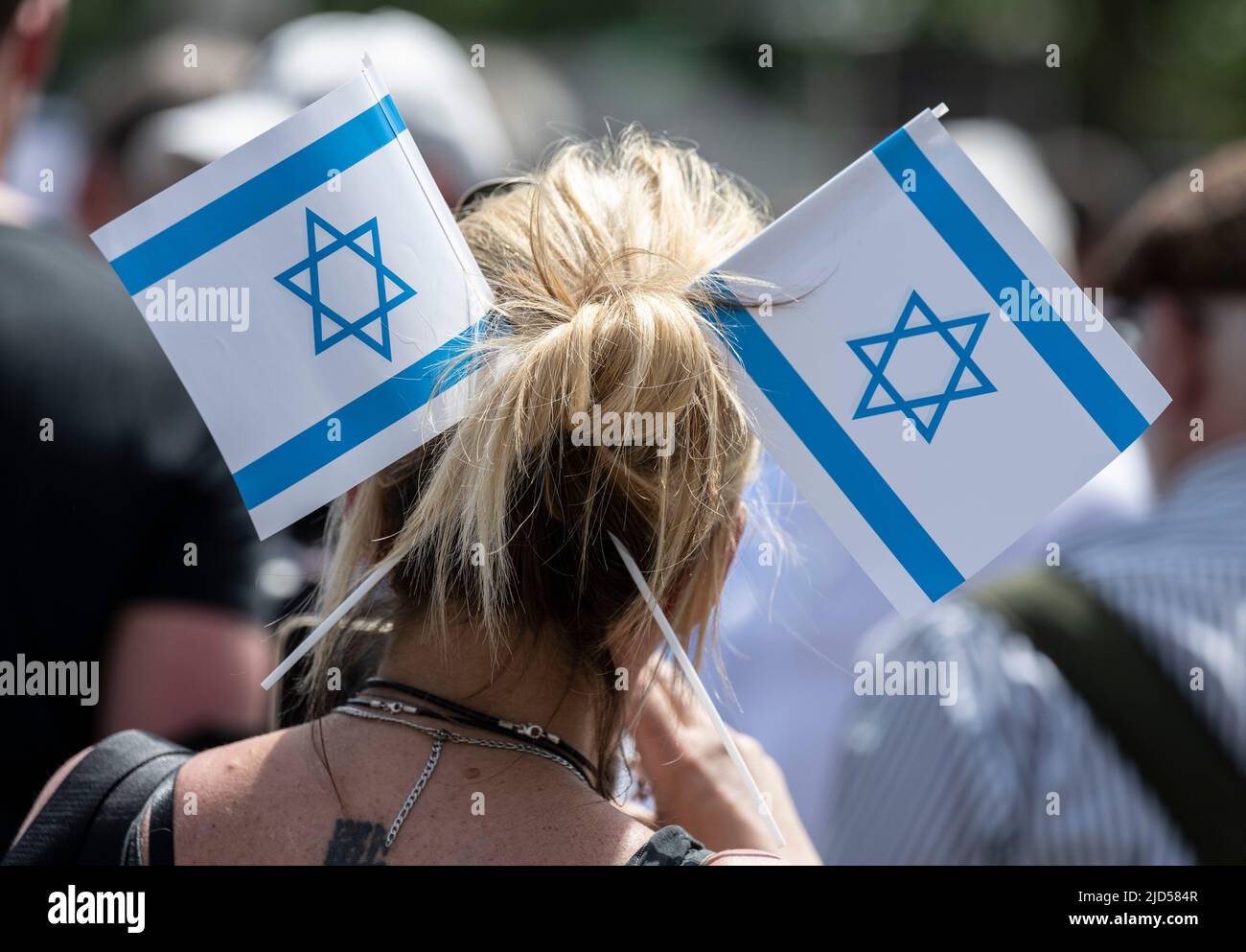 Kassel, Allemagne. 18th juin 2022. Les manifestants pro-israéliens protestent sur Friedrichsplatz contre les prétendues tendances antisémites de documenta quinze. L'exposition d'art se déroule de 18 juin au 25 septembre 2022. Crédit : Boris Roessler/dpa/Alay Live News Banque D'Images