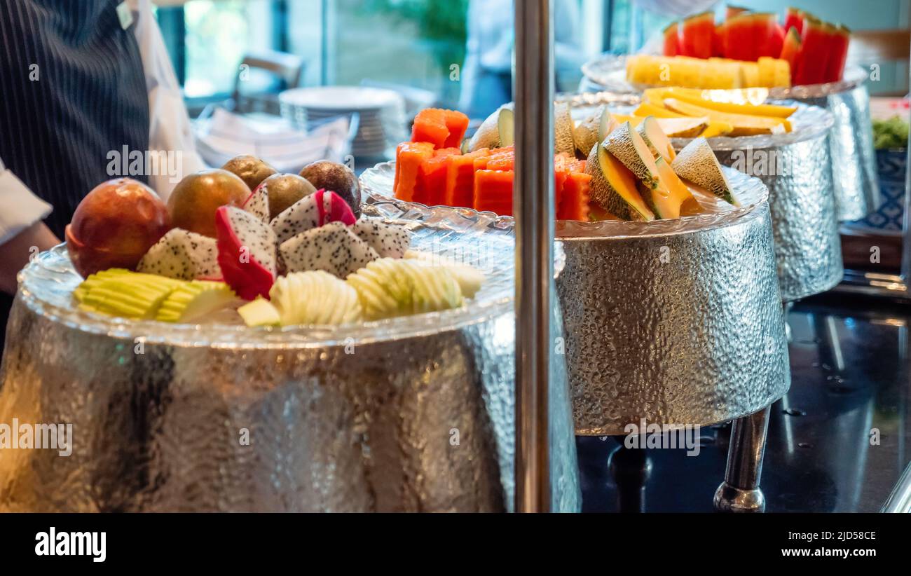 Petit-déjeuner buffet dans un hôtel moderne. Fruits frais tropicaux dans un hôtel de luxe Banque D'Images