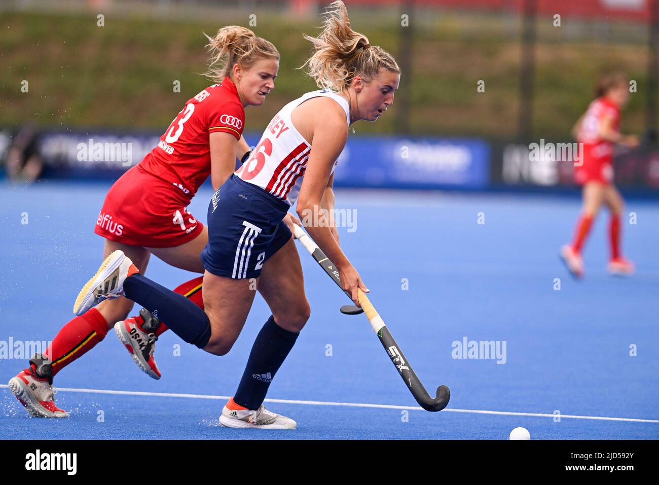 Lily Owsley en Angleterre et Alix Gerniers en Belgique photographiés en action lors d'un match de hockey entre l'Angleterre et les Red Panthers belges sur la scène du groupe (jeu 13 sur 16) de la compétition féminine FIH Pro League, samedi 18 juin 2022 à Londres, Royaume-Uni. BELGA PHOTO LAURIE DIEFFEMBACQ Banque D'Images