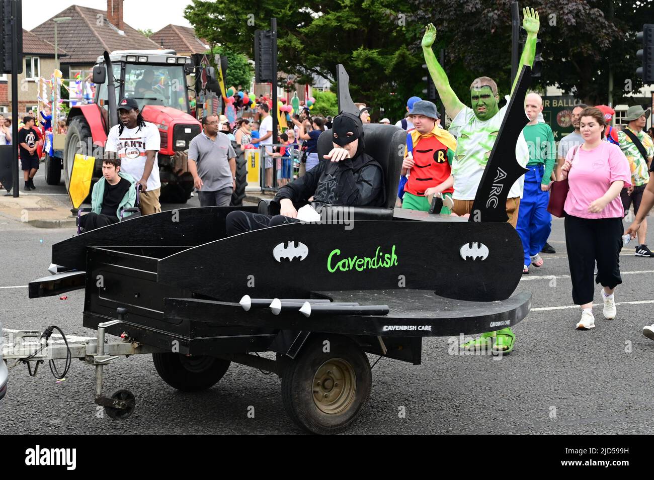 Horley, Surrey, Royaume-Uni-18 juin 2022 : les gens qui marchent dans le défilé au Carnaval de Horley. Banque D'Images