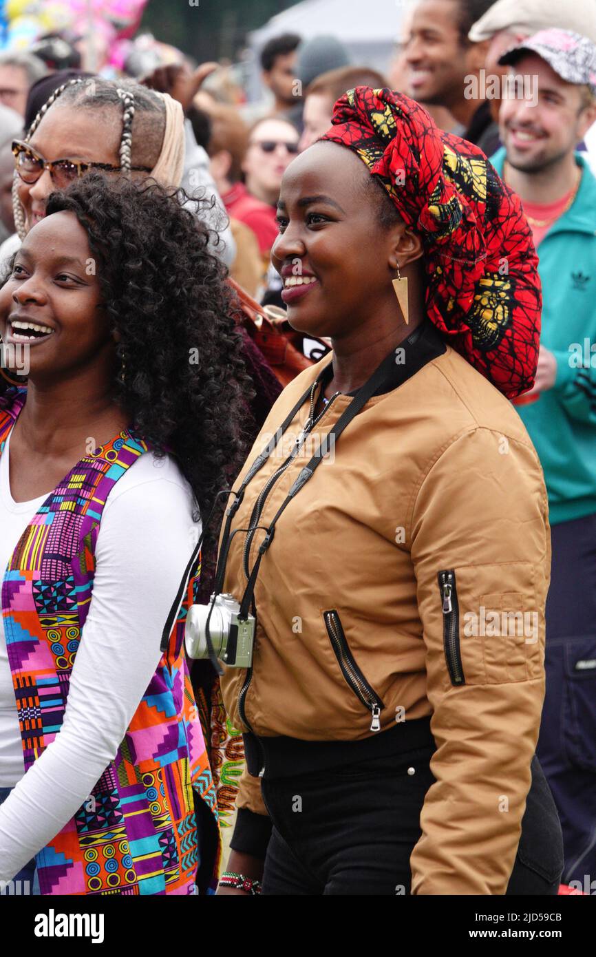 Liverpool, Royaume-Uni. 18th juin 2022. Festival de l'Oyé d'Afrique. La plus grande célébration libre du Royaume-Uni de la musique et de la culture africaines, revient à Sefton Park, Liverpool après un hiatus de deux ans provoqué par la pandémie pour deux journées gratuites de musique live, DJ et danse, ainsi que des ateliers, des stands de nourriture et une gamme de commerçants. Depuis 1992, en tant que série de concerts dans le centre-ville, Africa Oyé est devenu l'un des événements annuels les plus appréciés de Liverpool, attirant des artistes et des participants du monde entier. Crédit : ken biggs/Alay Live News Banque D'Images