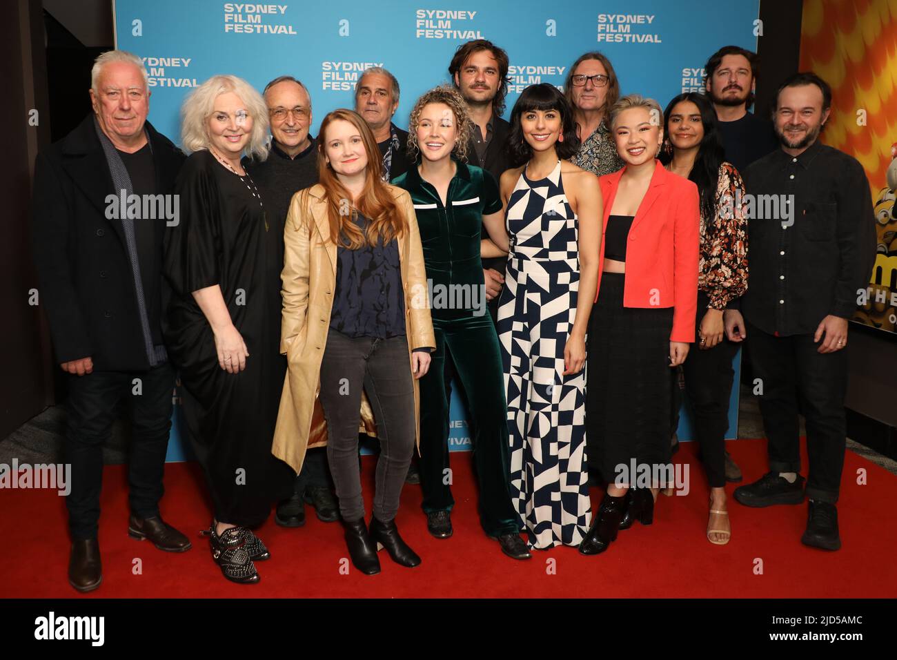 Sydney, Australie. 18 juin 2022. Acteurs et équipe du film (de gauche à droite : Steve Bisley, à confirmer, à confirmer, à confirmer, à confirmer, à confirmer, à confirmer, à confirmer, Salme Geransar, à confirmer, Grace Chow, Leonie Whyman, Toby Leonard Moore et Daniel Henshall) arrivent sur le tapis rouge pour la première mondiale de Mystery Road : Origin aux cinémas Event, George Street. Crédit : Richard Milnes/Alamy Live News Banque D'Images