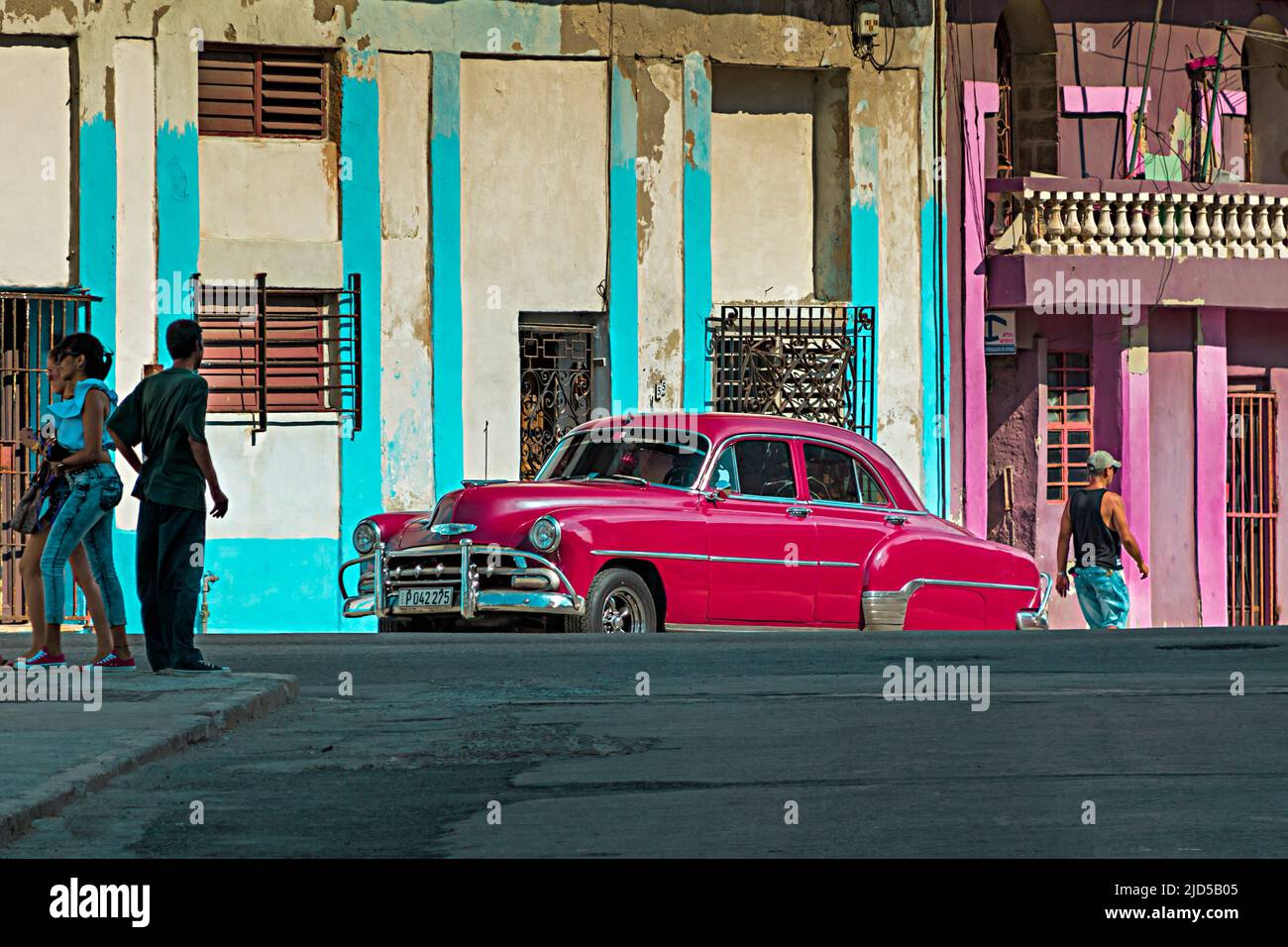 Une voiture rouge vintage dans une rue de la vieille Havane, Cuba Banque D'Images
