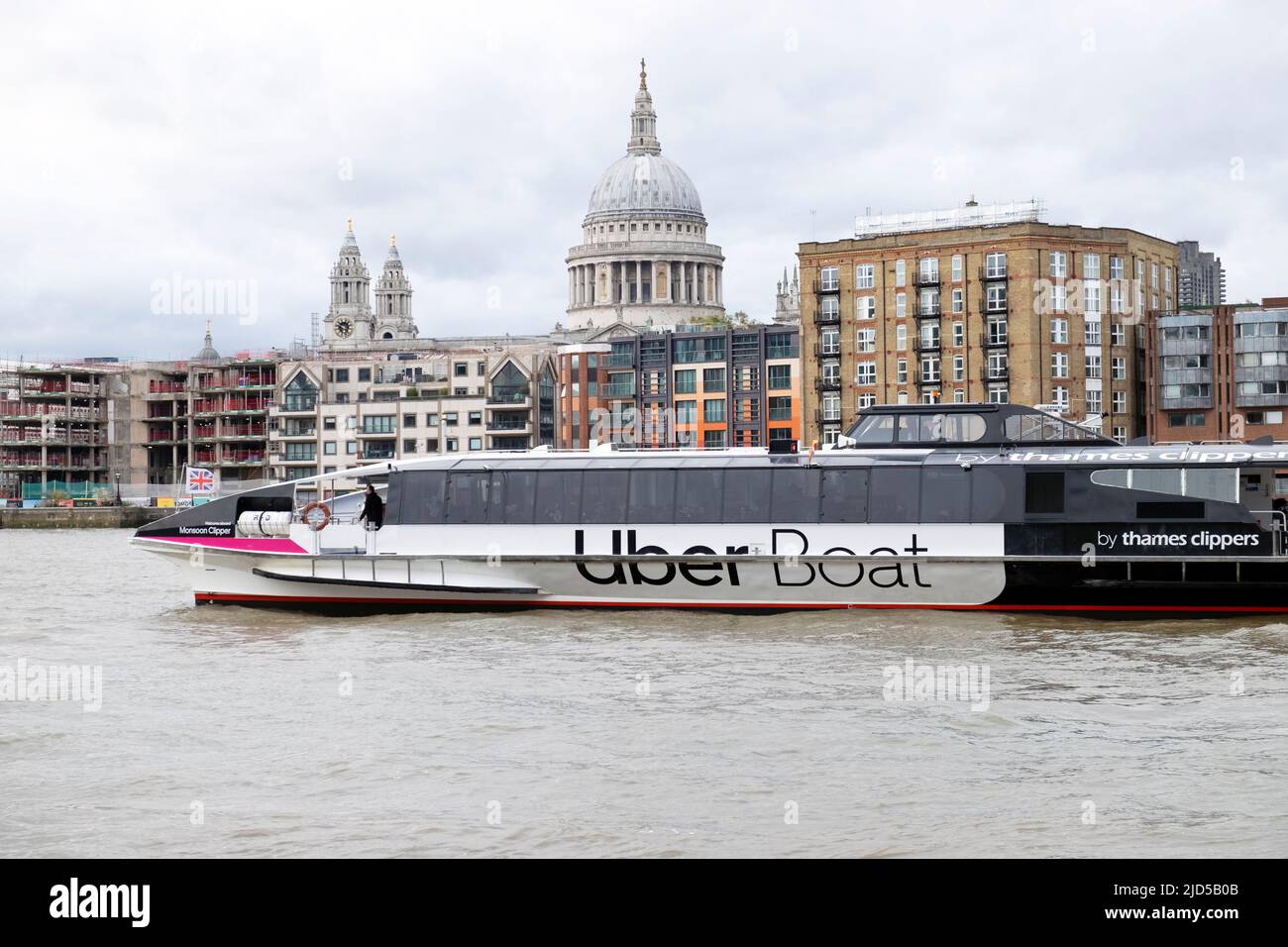 Uber boat by Thames Clippings croisière devant la cathédrale St Paul sur la Tamise à Londres Angleterre KATHY DEWITT Banque D'Images