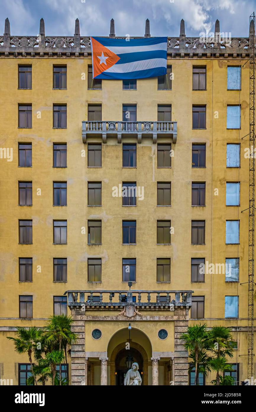 Entrée de l'Hôtel Nacional de Cuba avec un immense drapeau cubain sur la façade Banque D'Images