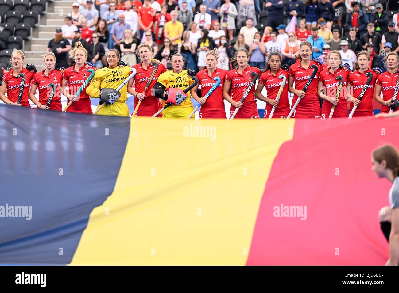 Les joueurs de Belgique photographiés au début d'un match de hockey entre l'Angleterre et les Red Panthers belges dans la scène de groupe (jeu 13 sur 16) de la compétition féminine FIH Pro League, samedi 18 juin 2022 à Londres, Royaume-Uni. BELGA PHOTO LAURIE DIEFFEMBACQ Banque D'Images