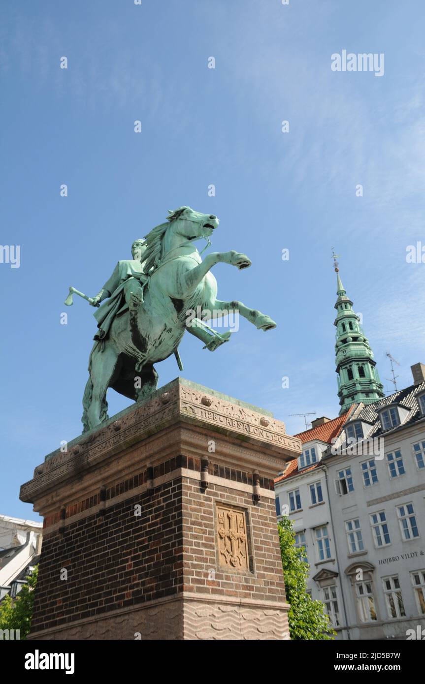 Copenhague /Danemark/18 juin 2022/ Statue de l'évêque Absalon à cheval sur les plads hojbro à danis Cpital Copenhague. (Photo..Francis Joseph Dean/Deanimages). Banque D'Images