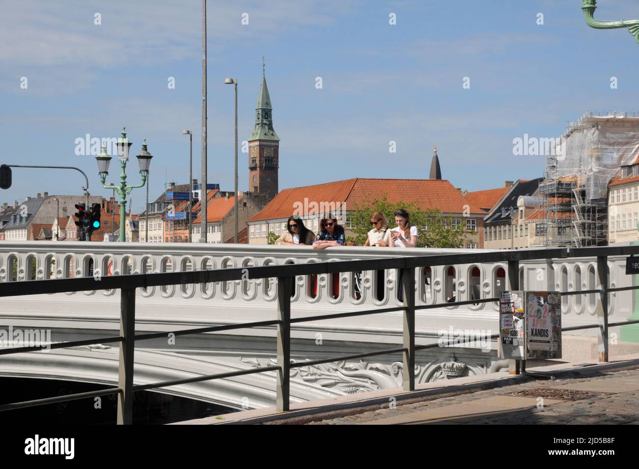 Copenhague /Danemark/18 juin 2022/touristes au pont hojbro à Copenhague Danemark. (Photo..Francis Joseph Dean/Deanimages). Banque D'Images