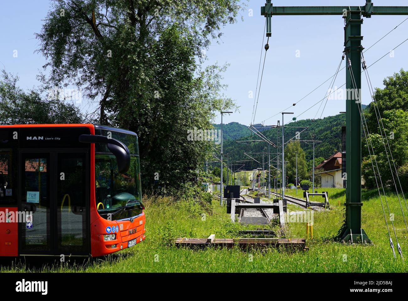 Un bus régional rouge de Deutsche Bahn se trouve à la gare de Kochel, Bavière, Allemagne, 18.6.22 Banque D'Images