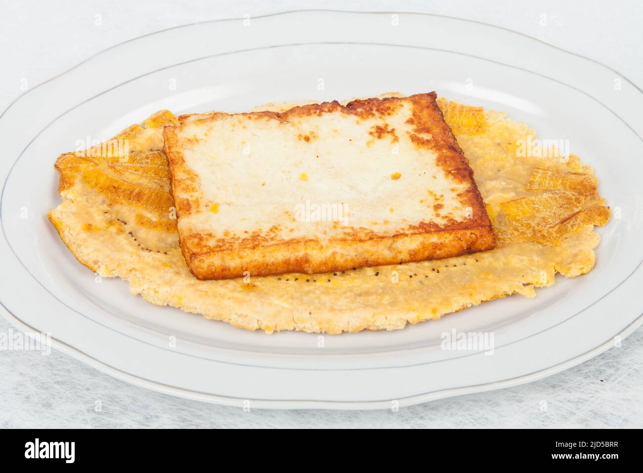 Toston plantain frit (patacon) avec fromage frit. Banque D'Images