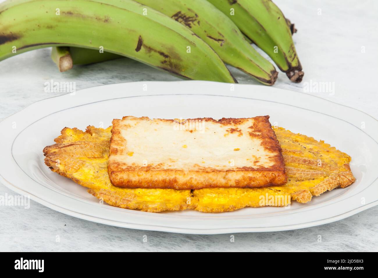 Toston plantain frit (patacon) avec fromage frit. Banque D'Images