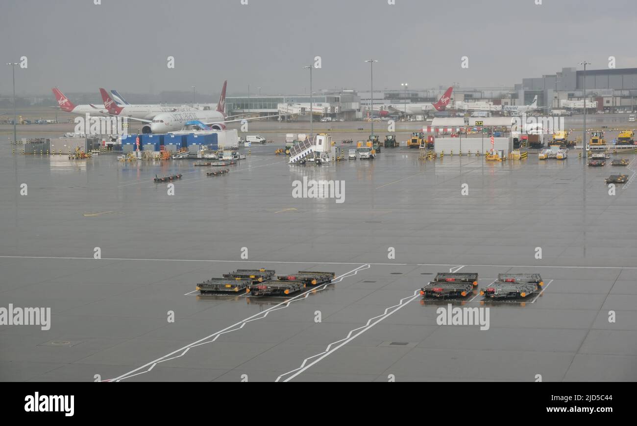 Véhicules de transport de marchandises garés sur le terminal de l'aéroport de londres Heathrow. Banque D'Images