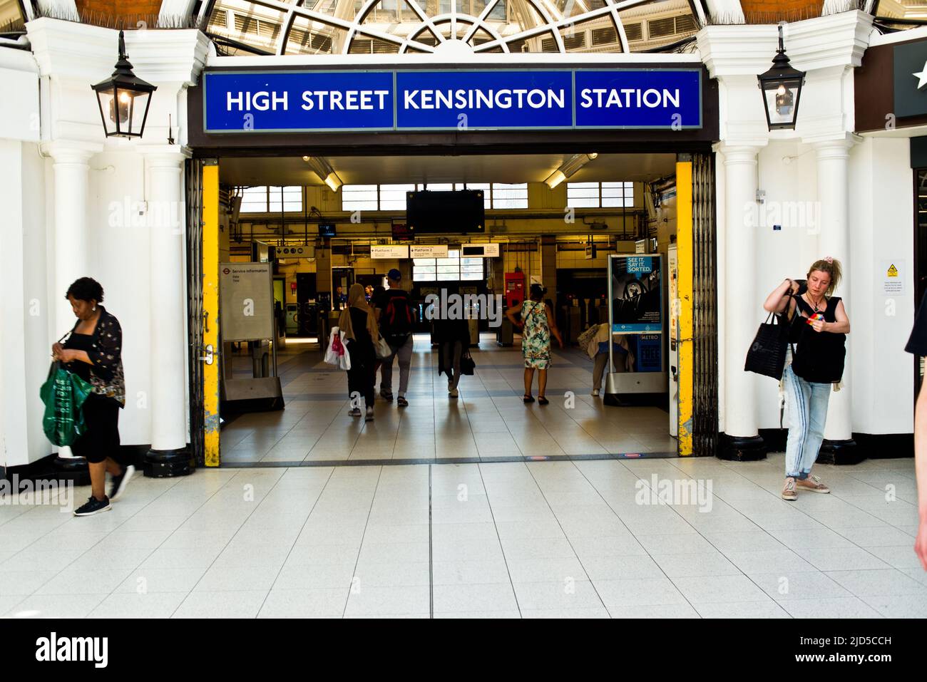 High Street Kensington Station, Londres, Angleterre Banque D'Images