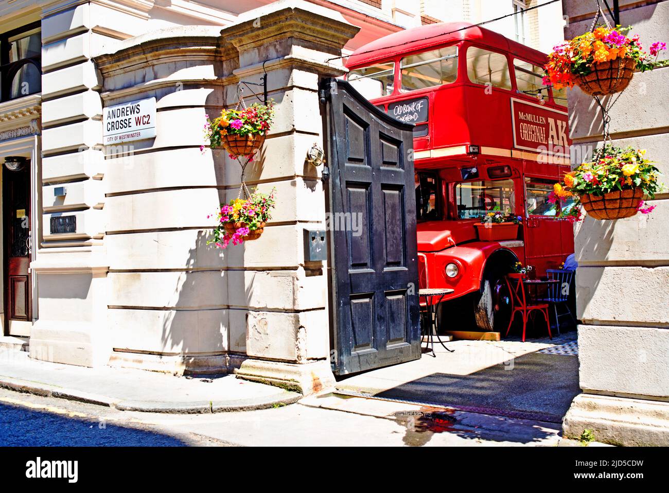 Routemaster dans Beer Garden of the Old Bank Pub, Fleet Street, Londres, Angleterre Banque D'Images
