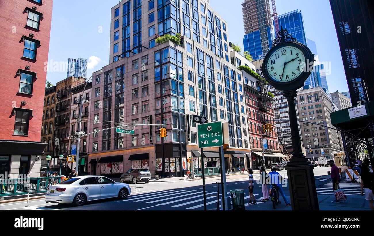 NEW YORK, NY, USA - 9 JUIN 2022 : horloge sur la rue Hudson près du triangle James Bogardus à Manhattan Banque D'Images