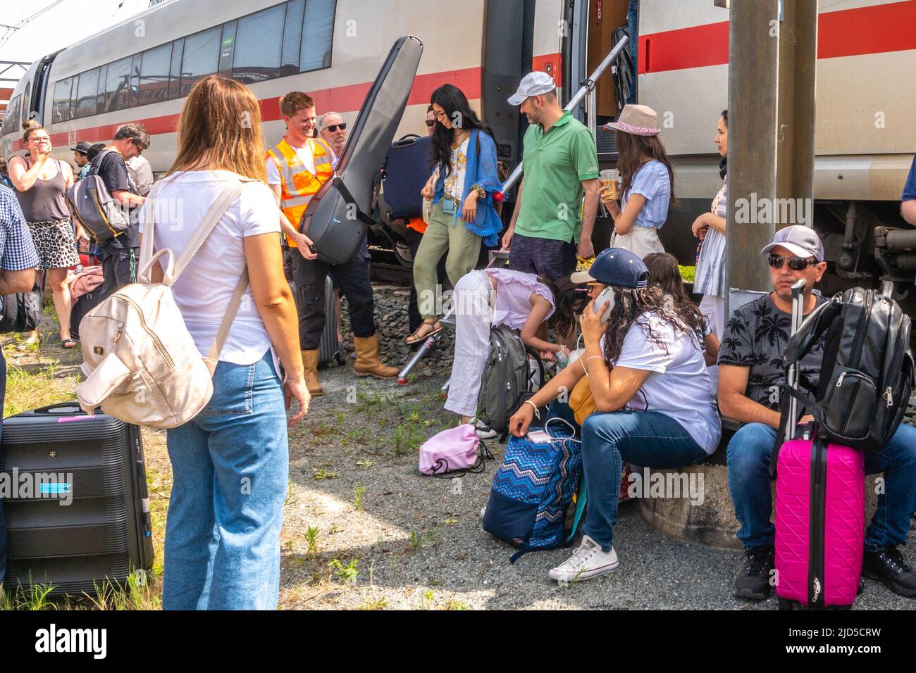 Hertogenbosch, pays-Bas. 18 juin 2022. Les passagers attendant entre les voies ferrées, à côté du train international cassé (ICE 153) qui s'est arrêté juste après Hertogenbosch de la gare NS, tandis que d'autres sont encore évacués du train via une échelle attachée, assistée par le personnel de Pro Rail. Credit: Steppeland/Alay Live News Banque D'Images