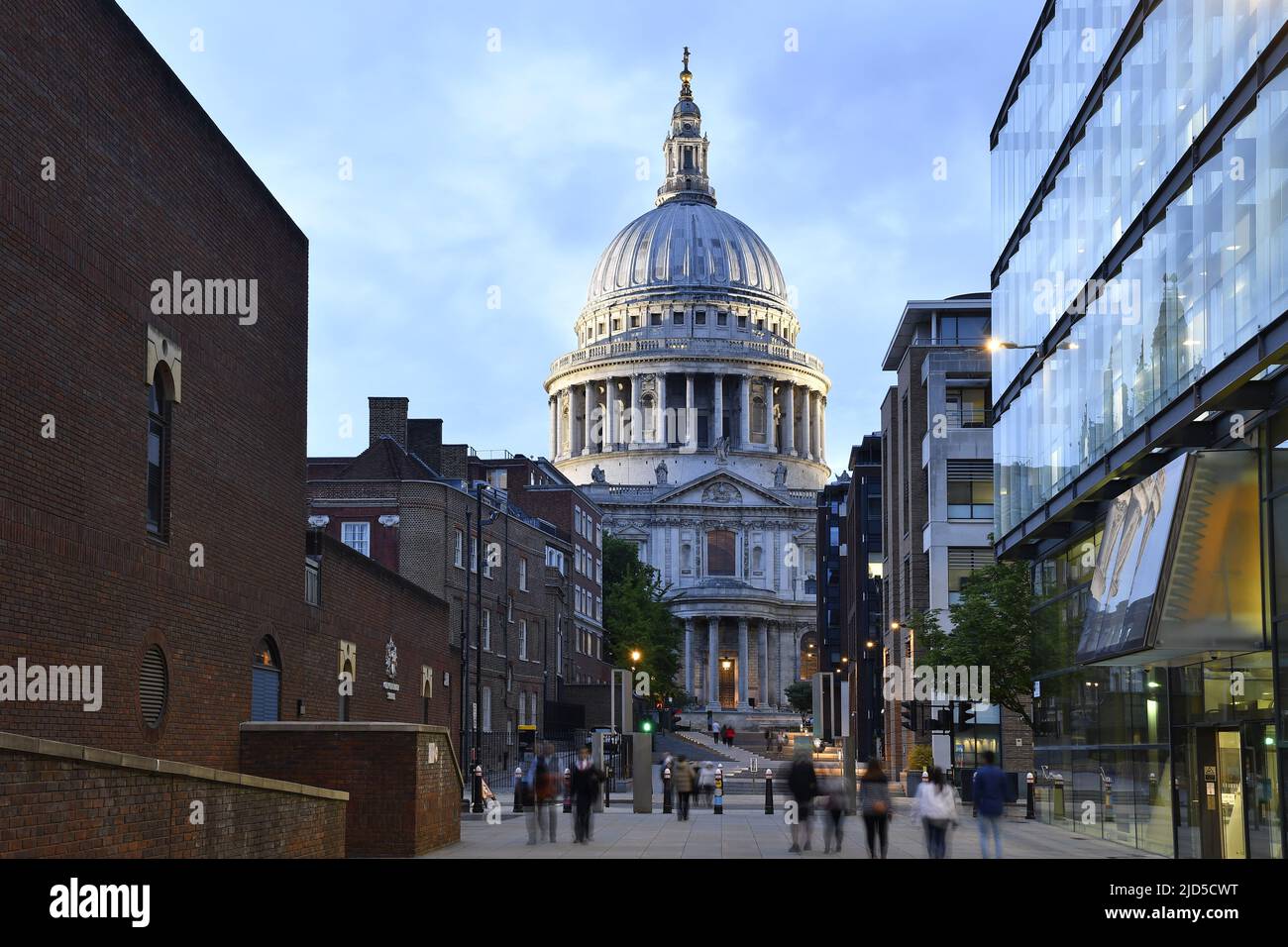 Cathédrale Saint-Paul, vue sud, église baroque anglaise au crépuscule, située dans la ville de Londres, Royaume-Uni. Banque D'Images