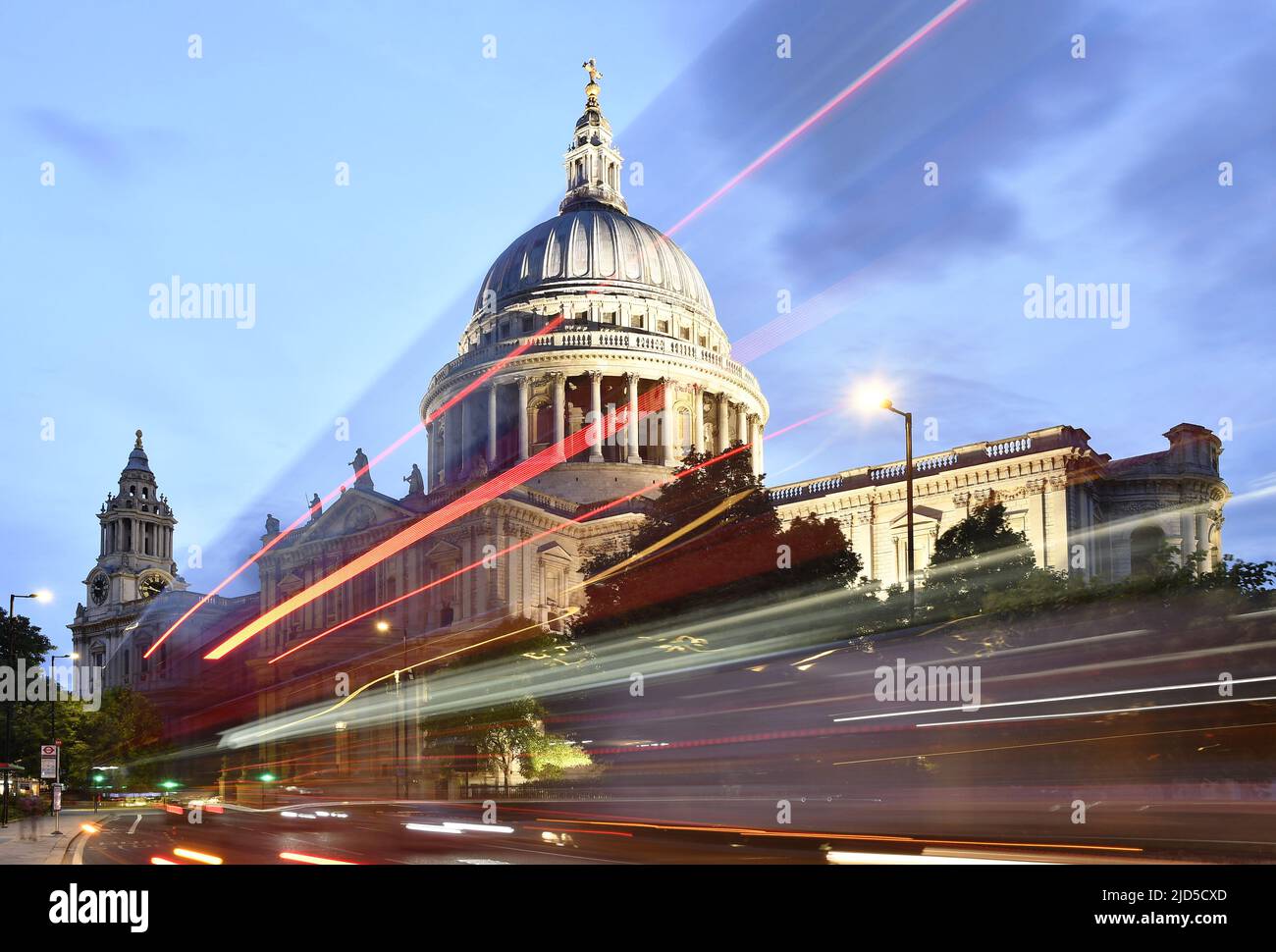 Cathédrale Saint-Paul, architecture baroque anglaise au crépuscule, située dans la ville de Londres, Royaume-Uni. Banque D'Images