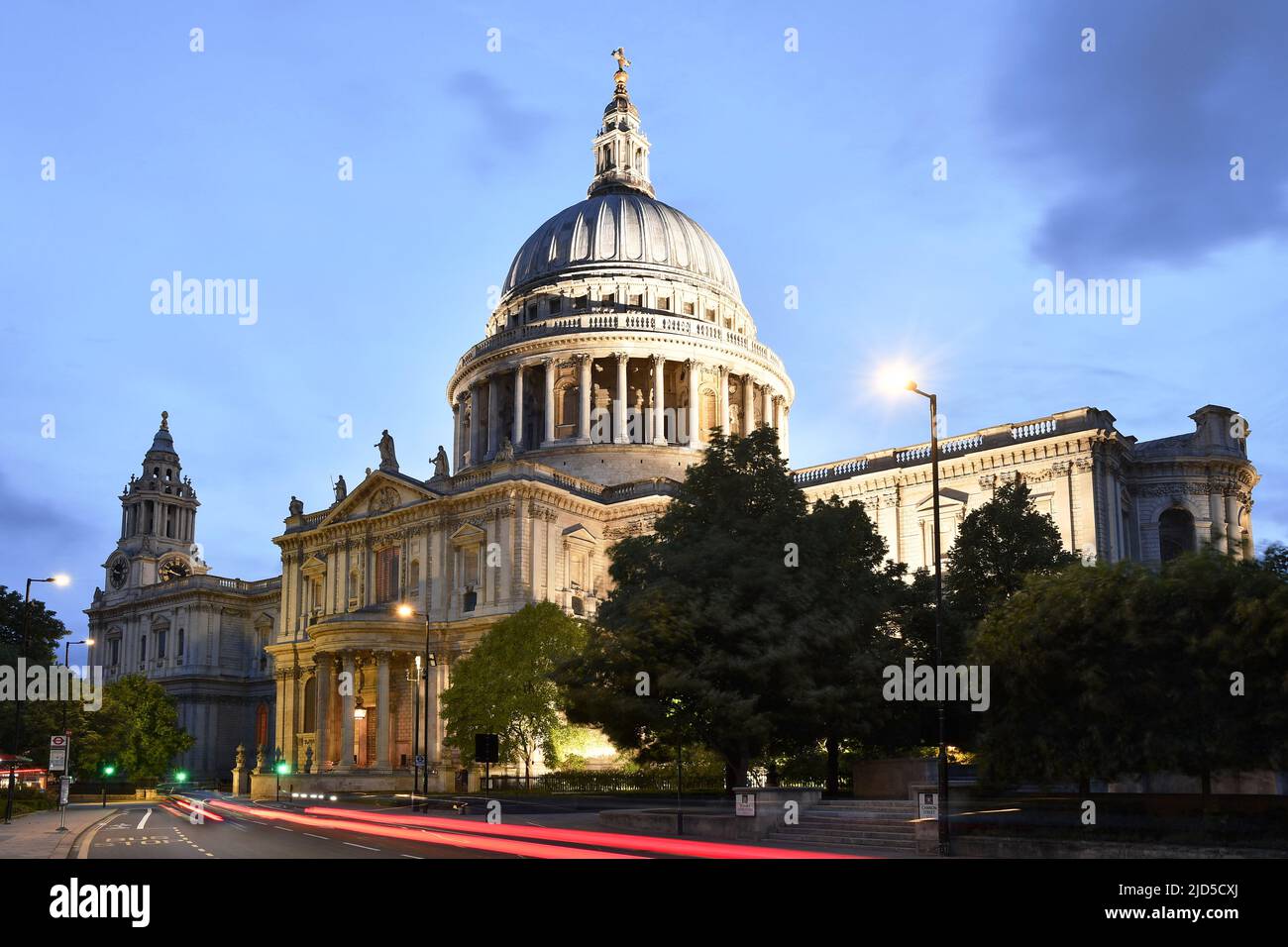 Cathédrale Saint-Paul, architecture baroque anglaise au crépuscule, située dans la ville de Londres, Royaume-Uni. Banque D'Images