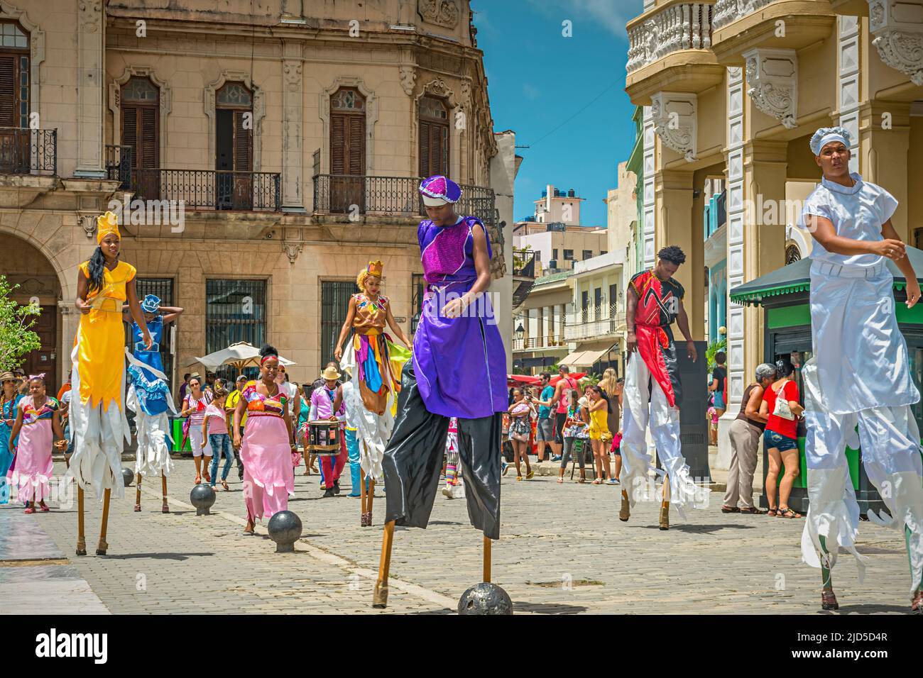 Artistes de rue dans leurs beaux et colorés costumes à la Plaza Vieja, la Havane, Cuba Banque D'Images