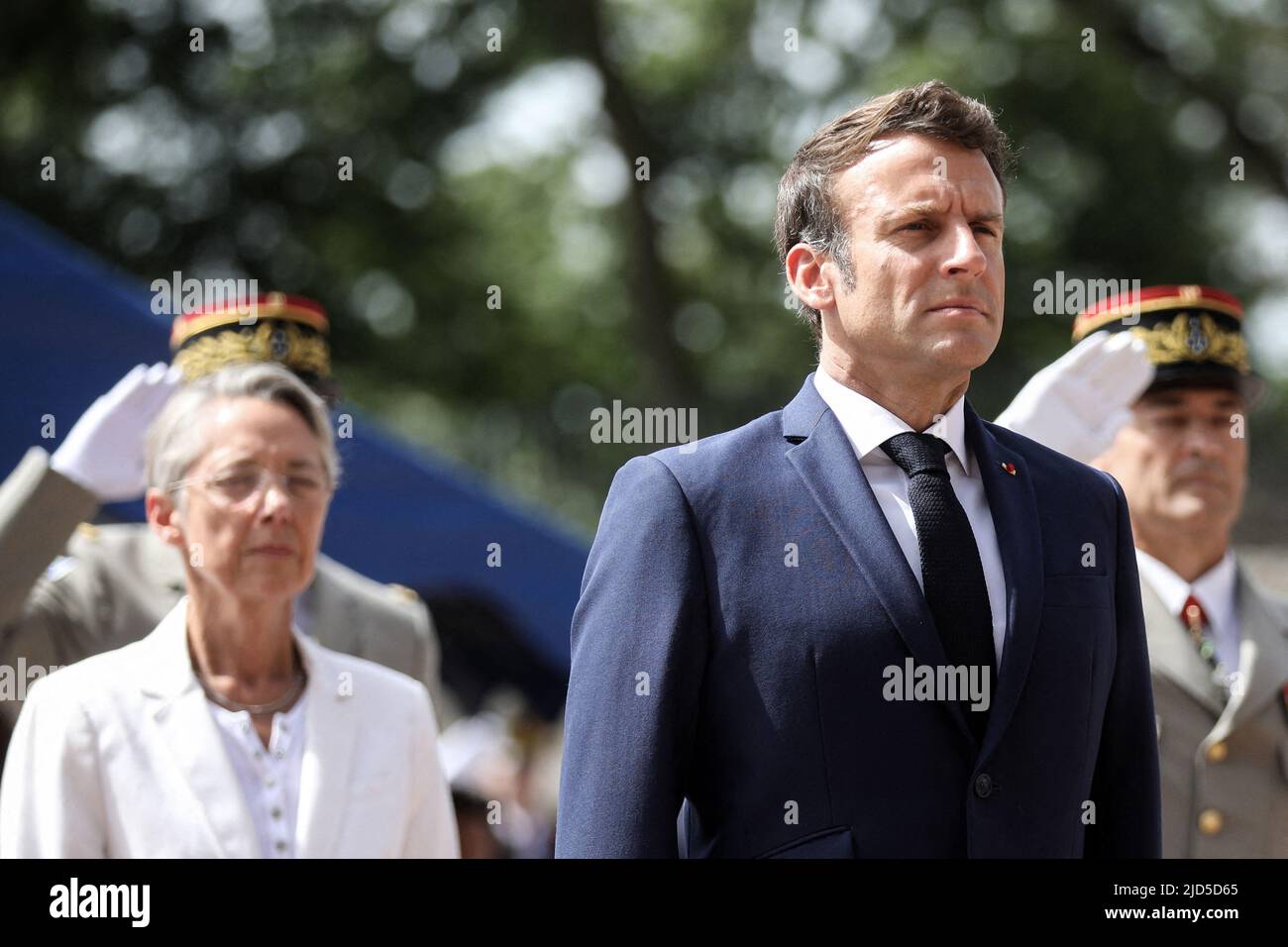 Suresne, France. 18th juin 2022. Le président de la République française, Emmanuel Macron et la première ministre Elisabeth borne lors de la cérémoine commémore du 82ème anniversaire de l'appel à la résistance du général Charles de Gaulle du 18 juin 1940, au mémorial du Mont-Valérien, à Suresne, France, le 18 juin 2022. Le président français Emmanuel Macron lors d'une cérémonie marquant le 82nd anniversaire de l'appel de résistance de feu le général Charles de Gaulle à 18 juin 1940, au mémorial du Mont Valerien à Suresnes, près de Paris, en France, sur 18 juin 2022. Photo de Stephane Lemouton/Pool/ABACAPRESS Banque D'Images