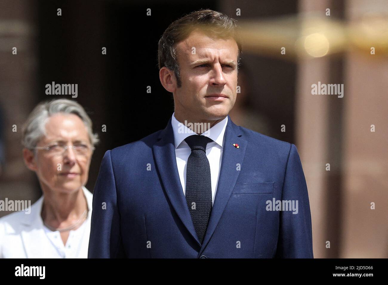 Suresne, France. 18th juin 2022. Le président de la République française, Emmanuel Macron et la première ministre Elisabeth borne lors de la cérémoine commémore du 82ème anniversaire de l'appel à la résistance du général Charles de Gaulle du 18 juin 1940, au mémorial du Mont-Valérien, à Suresne, France, le 18 juin 2022. Le président français Emmanuel Macron lors d'une cérémonie marquant le 82nd anniversaire de l'appel de résistance de feu le général Charles de Gaulle à 18 juin 1940, au mémorial du Mont Valerien à Suresnes, près de Paris, en France, sur 18 juin 2022. Photo de Stephane Lemouton/Pool/ABACAPRESS Banque D'Images