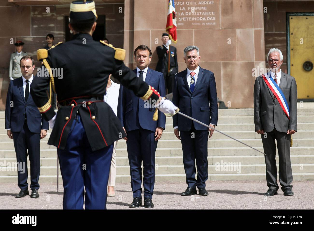 Suresne, France. 18th juin 2022. Le président de la République française, Emmanuel Macron et la première ministre Elisabeth borne lors de la cérémoine commémore du 82ème anniversaire de l'appel à la résistance du général Charles de Gaulle du 18 juin 1940, au mémorial du Mont-Valérien, à Suresne, France, le 18 juin 2022. Le président français Emmanuel Macron lors d'une cérémonie marquant le 82nd anniversaire de l'appel de résistance de feu le général Charles de Gaulle à 18 juin 1940, au mémorial du Mont Valerien à Suresnes, près de Paris, en France, sur 18 juin 2022. Photo de Stephane Lemouton/Pool/ABACAPRESS Banque D'Images