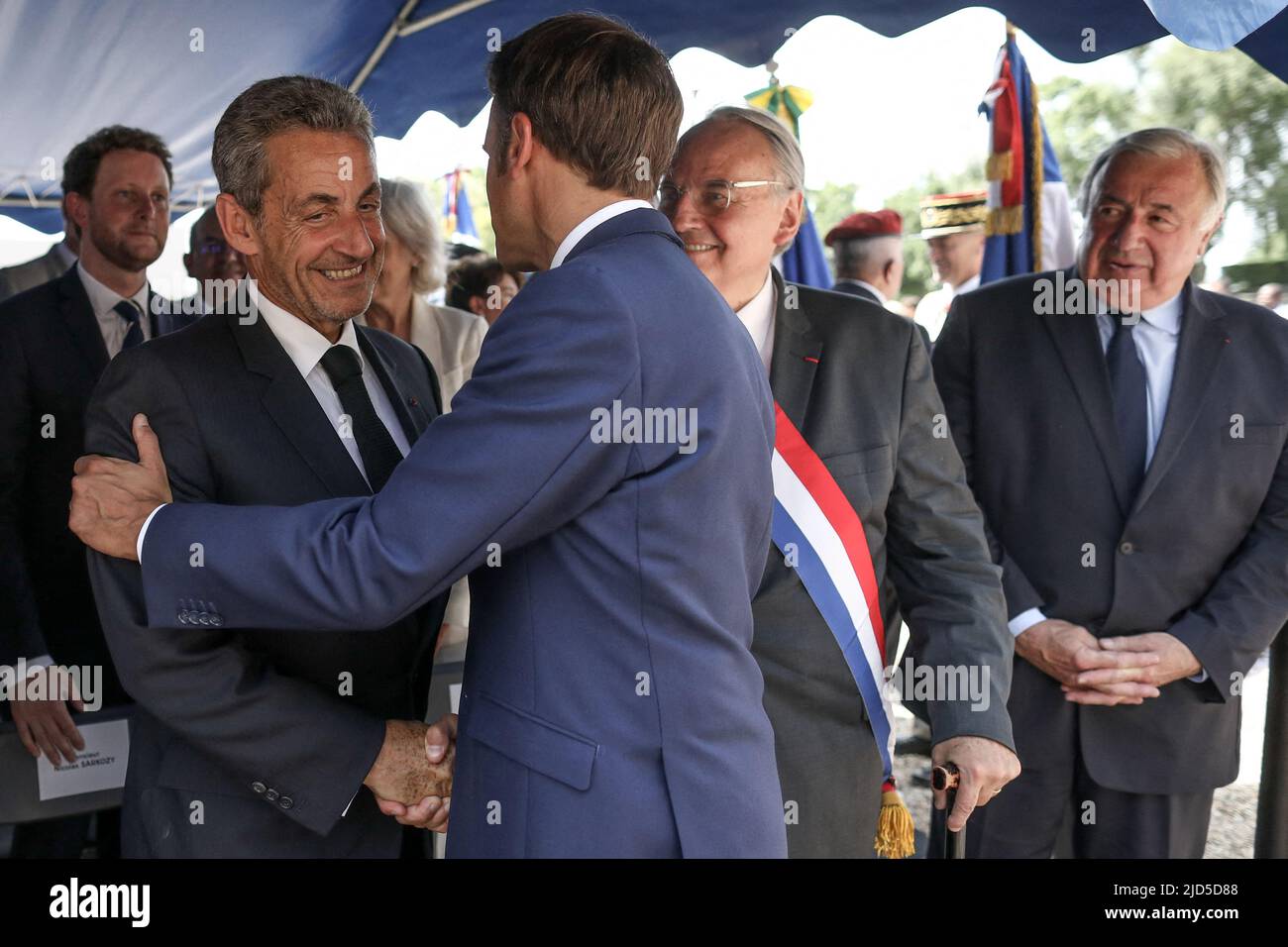 Suresne, France. 18th juin 2022. Le président de la République française, Emmanuel Macron et nicolas Sarkozy lors de la cémémonie commisatrice du 82ème anniversaire de l'appel à la résistance du général Charles de Gaulle du 18 juin 1940, au mémorial du Mont-Valérien, à Suresne, France, le 18 juini 2022. Le président français Emmanuel Macron lors d'une cérémonie marquant le 82nd anniversaire de l'appel de résistance de feu le général Charles de Gaulle à 18 juin 1940, au mémorial du Mont Valerien à Suresnes, près de Paris, en France, sur 18 juin 2022. Photo de Stephane Lemouton/Pool/ABACAPRESS.COM crédit: Abaca Pr Banque D'Images