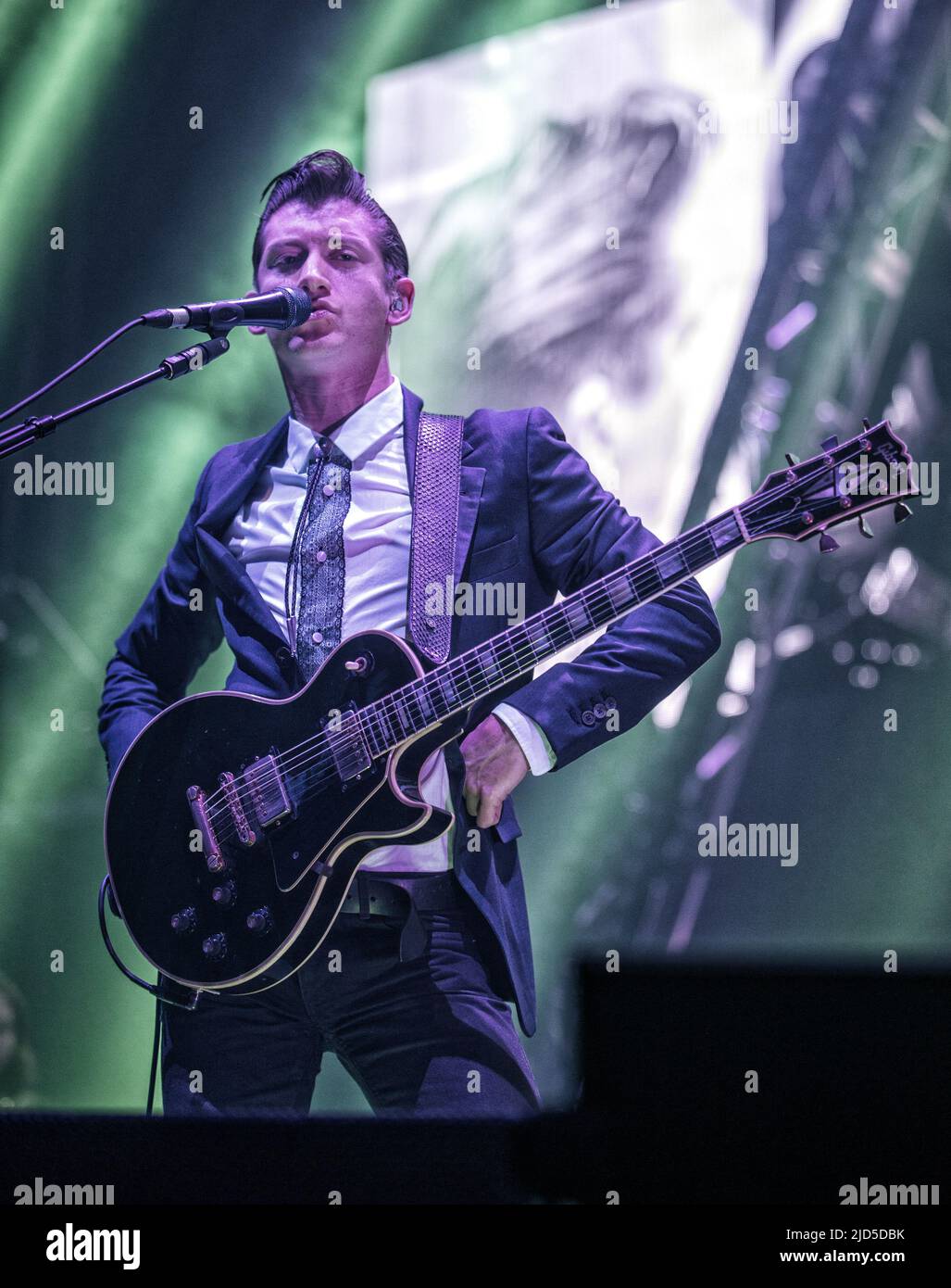 GLASGOW, Royaume-Uni - 21 novembre : Alex Turner, de Arctic Monkeys, se produit à l'Hydro SSE le 21 novembre 2013 à Glasgow, en Écosse Banque D'Images GLASGOW, Royaume-Uni - 21 novembre : Alex Turner, de Arctic Monkeys, se produit à l'Hydro SSE le 21 novembre 2013 à Glasgow, en Écosse Banque D'Images