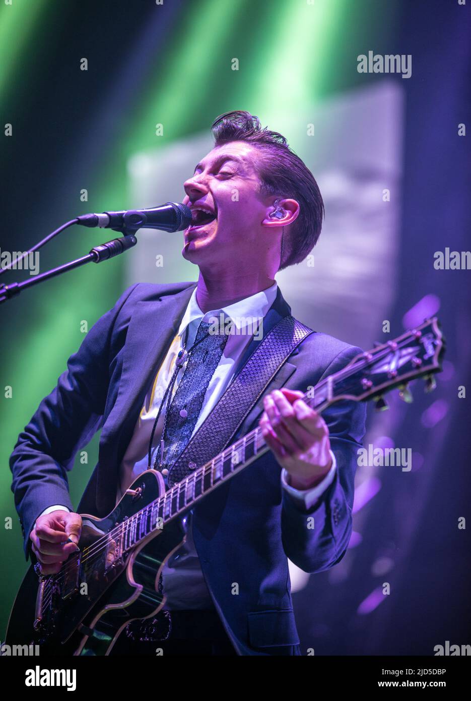 GLASGOW, Royaume-Uni - 21 novembre : Alex Turner, de Arctic Monkeys, se produit à l'Hydro SSE le 21 novembre 2013 à Glasgow, en Écosse Banque D'Images GLASGOW, Royaume-Uni - 21 novembre : Alex Turner, de Arctic Monkeys, se produit à l'Hydro SSE le 21 novembre 2013 à Glasgow, en Écosse Banque D'Images