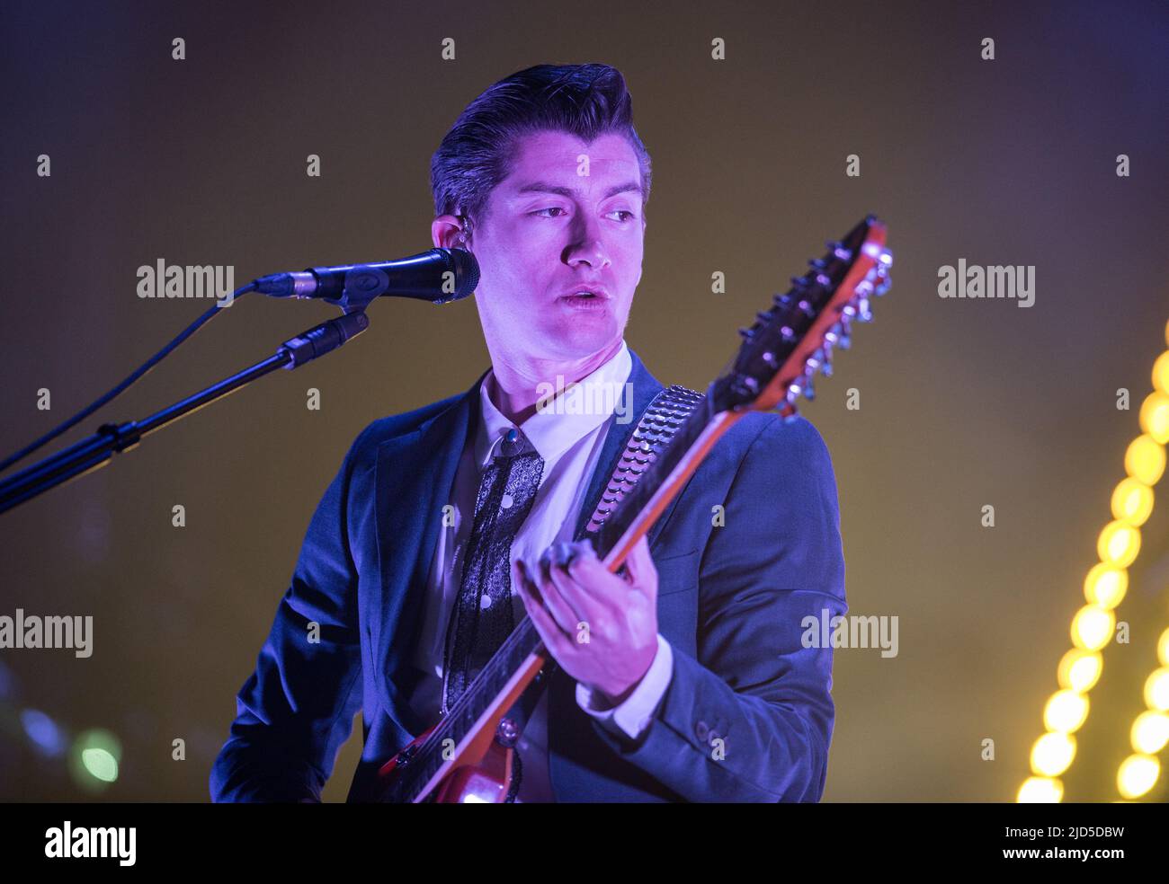 GLASGOW, Royaume-Uni - 21 novembre : Alex Turner, de Arctic Monkeys, se produit à l'Hydro SSE le 21 novembre 2013 à Glasgow, en Écosse Banque D'Images GLASGOW, Royaume-Uni - 21 novembre : Alex Turner, de Arctic Monkeys, se produit à l'Hydro SSE le 21 novembre 2013 à Glasgow, en Écosse Banque D'Images