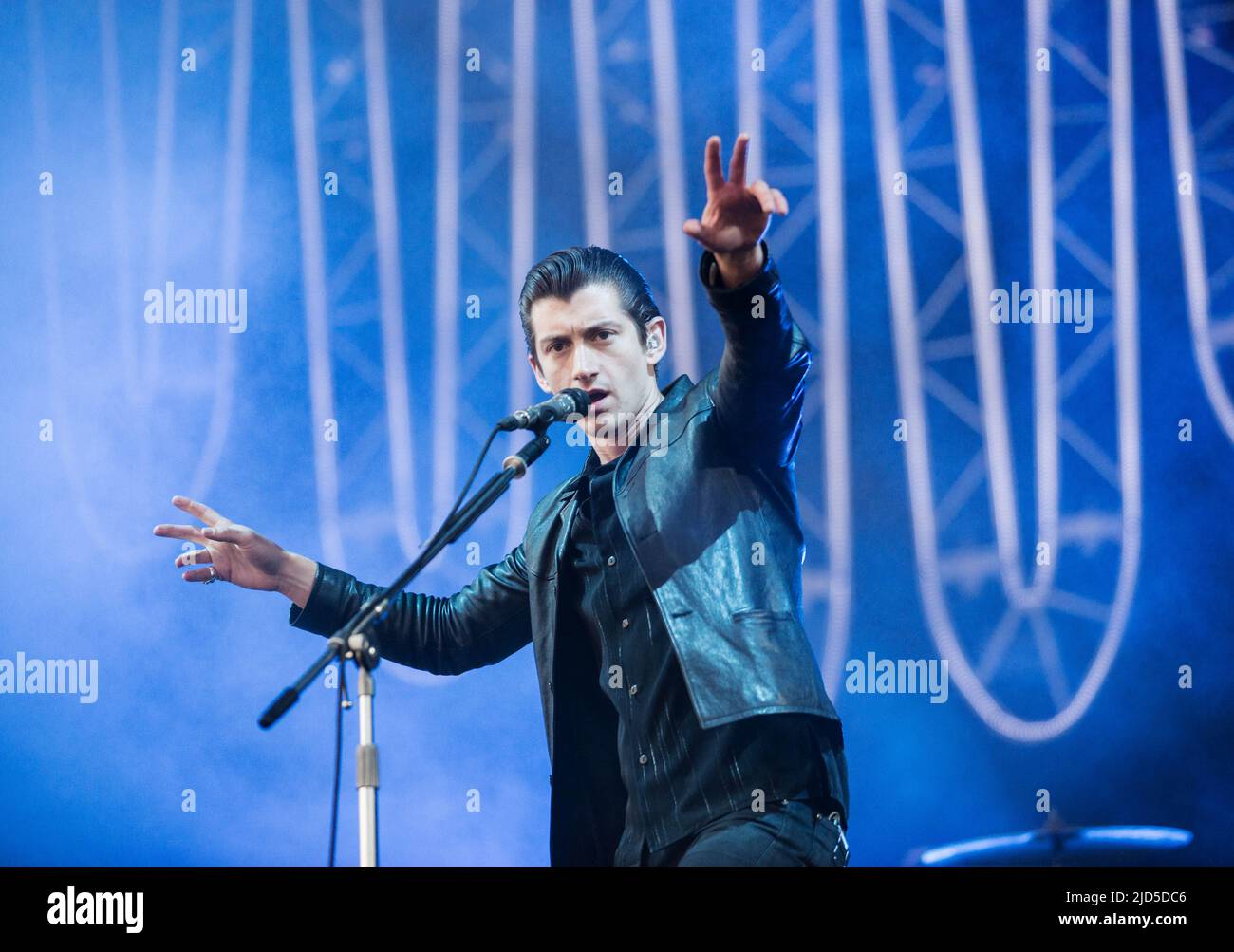 KINROSS, Écosse - 13 JUILLET : Alex Turner, de Arctic Monkeys, fait les titres de la scène principale le jour 3 du festival T in the Park (photo de Ross Gilmore) Banque D'Images KINROSS, Écosse - 13 JUILLET : Alex Turner, de Arctic Monkeys, fait les titres de la scène principale le jour 3 du festival T in the Park (photo de Ross Gilmore) Banque D'Images