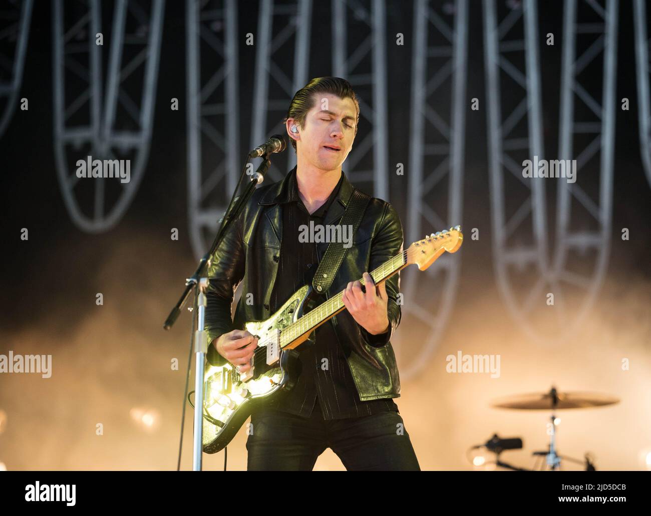 KINROSS, Écosse - 13 JUILLET : Alex Turner, de Arctic Monkeys, fait les titres de la scène principale le jour 3 du festival T in the Park (photo de Ross Gilmore) Banque D'Images KINROSS, Écosse - 13 JUILLET : Alex Turner, de Arctic Monkeys, fait les titres de la scène principale le jour 3 du festival T in the Park (photo de Ross Gilmore) Banque D'Images