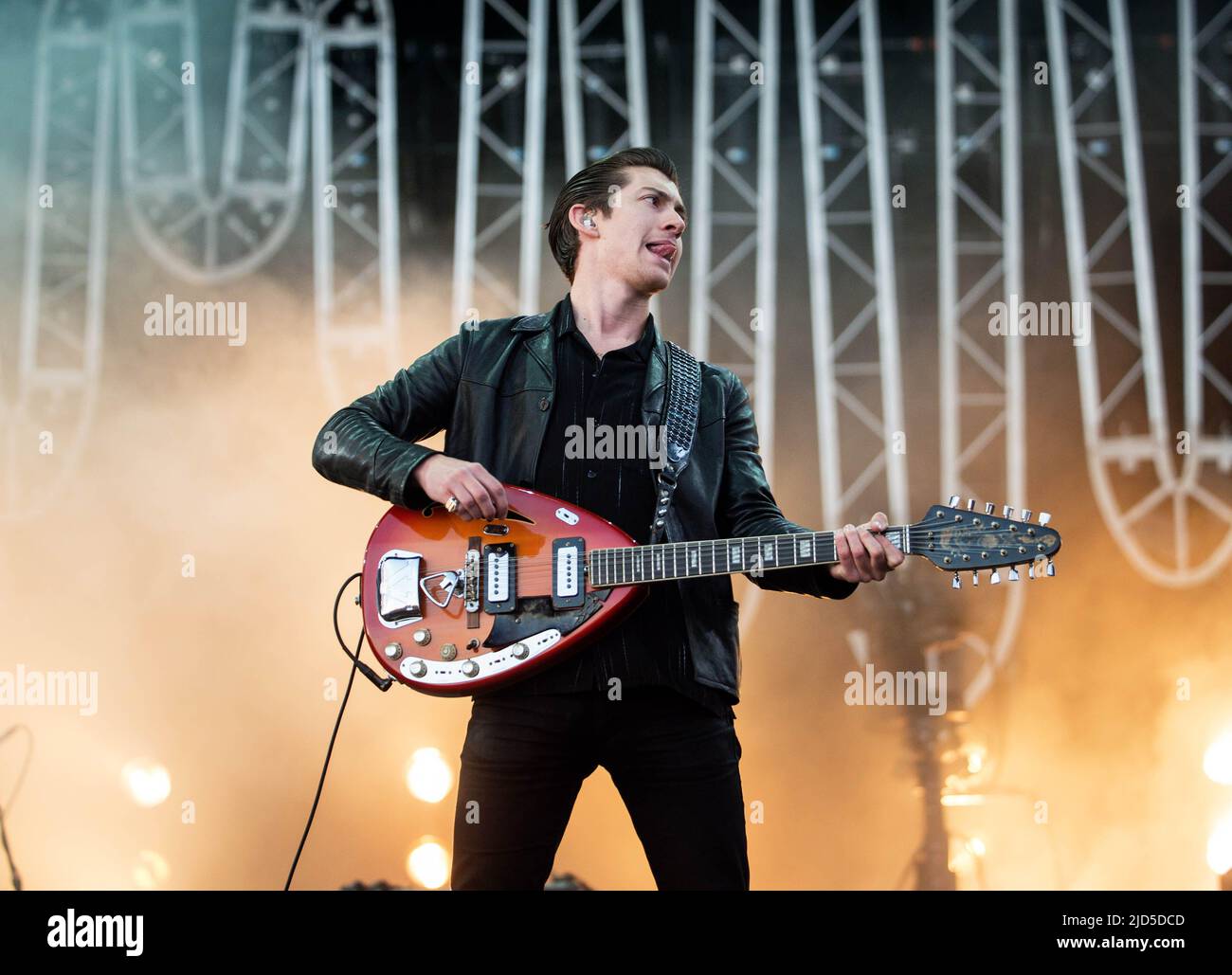 KINROSS, Écosse - 13 JUILLET : Alex Turner, de Arctic Monkeys, fait les titres de la scène principale le jour 3 du festival T in the Park (photo de Ross Gilmore) Banque D'Images KINROSS, Écosse - 13 JUILLET : Alex Turner, de Arctic Monkeys, fait les titres de la scène principale le jour 3 du festival T in the Park (photo de Ross Gilmore) Banque D'Images